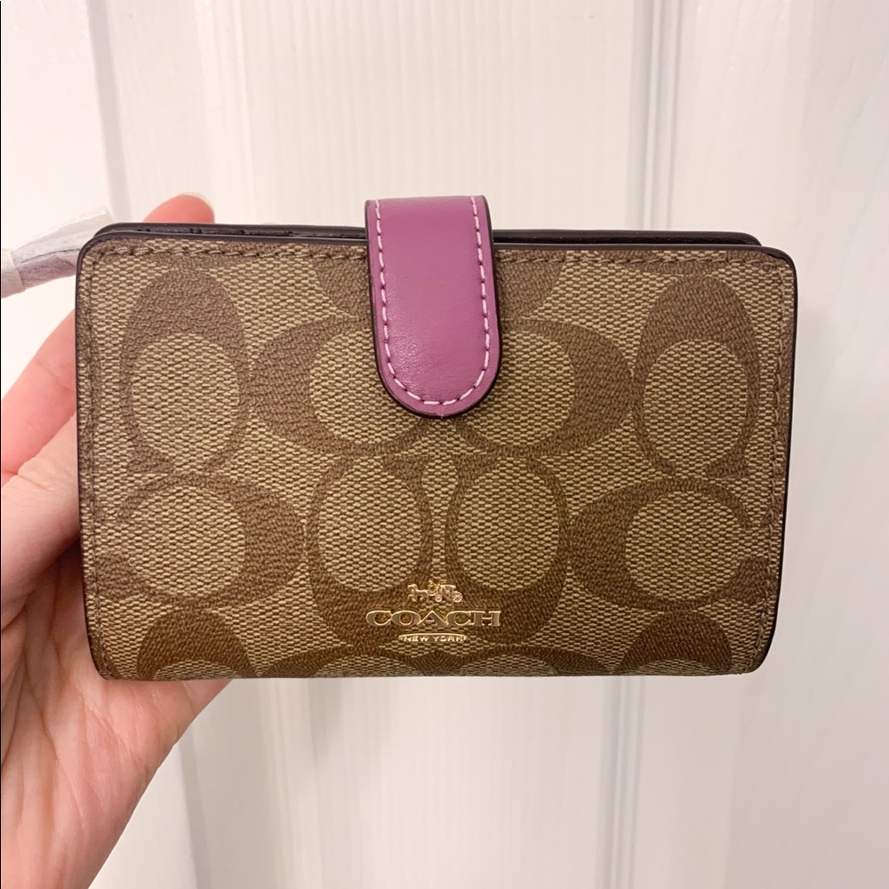 Coach Women's Corner Zip Leather Wallet